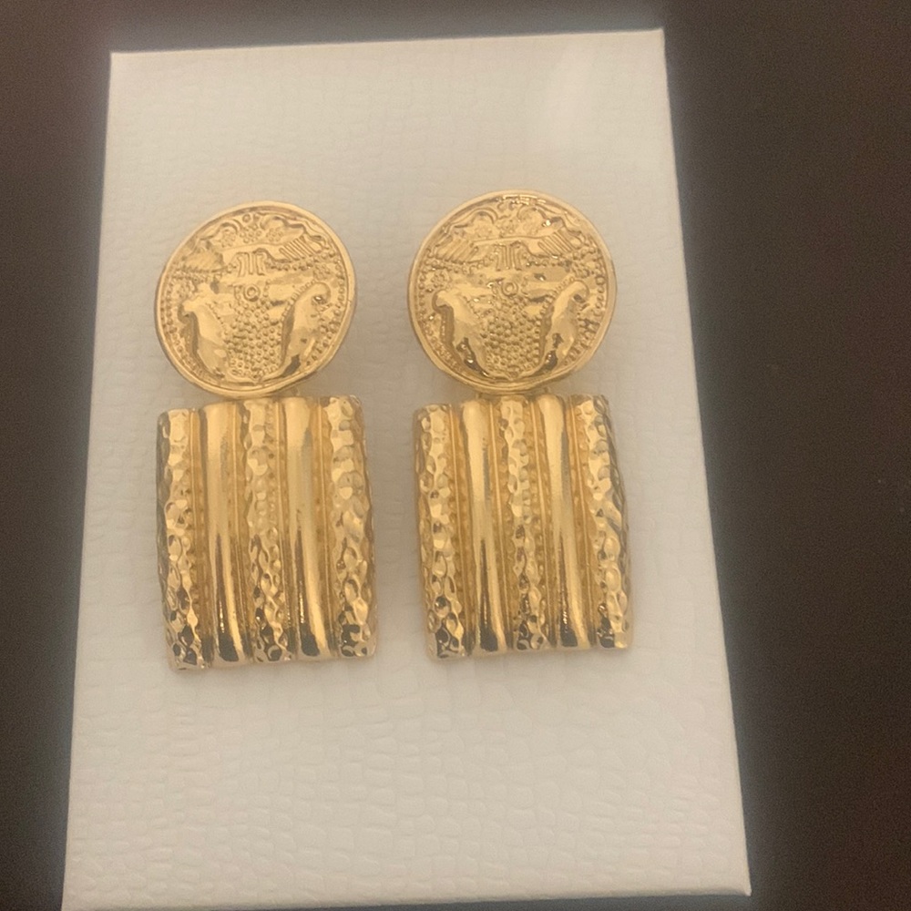 Stunning gold dangly earrings!